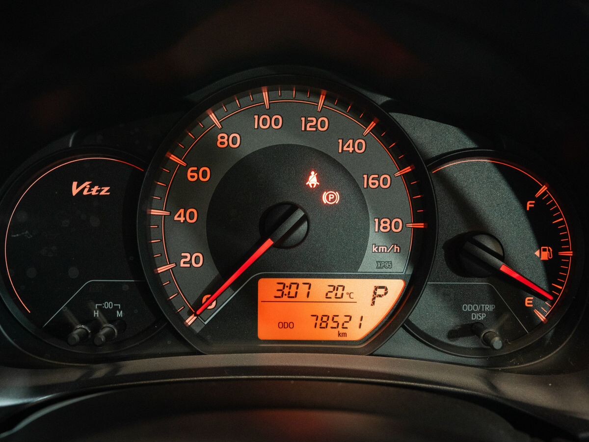 Toyota Vitz 2015 - фото автомобиля