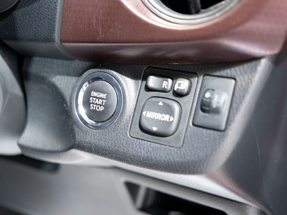 Toyota Vitz 2015 - фото автомобиля