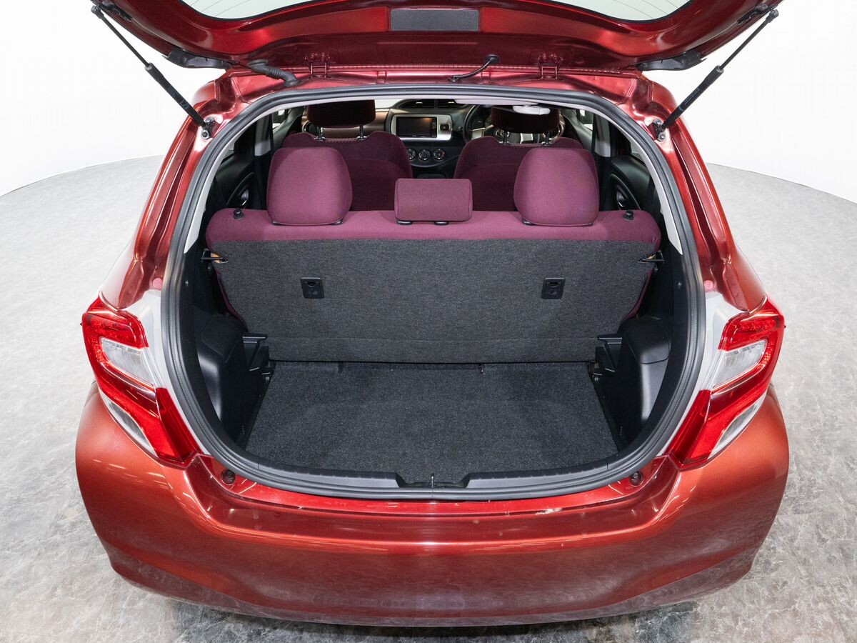 Toyota Vitz 2015 - фото автомобиля