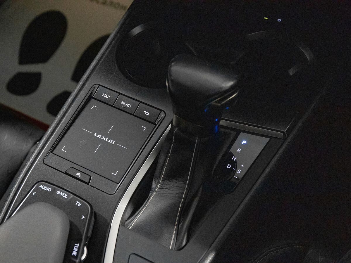 Lexus UX 2019 - фото автомобиля