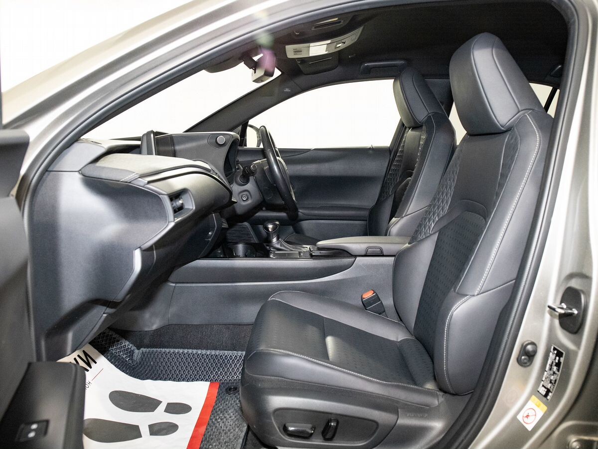 Lexus UX 2019 - фото автомобиля