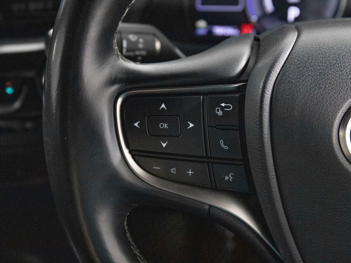 Lexus UX 2019 - фото автомобиля