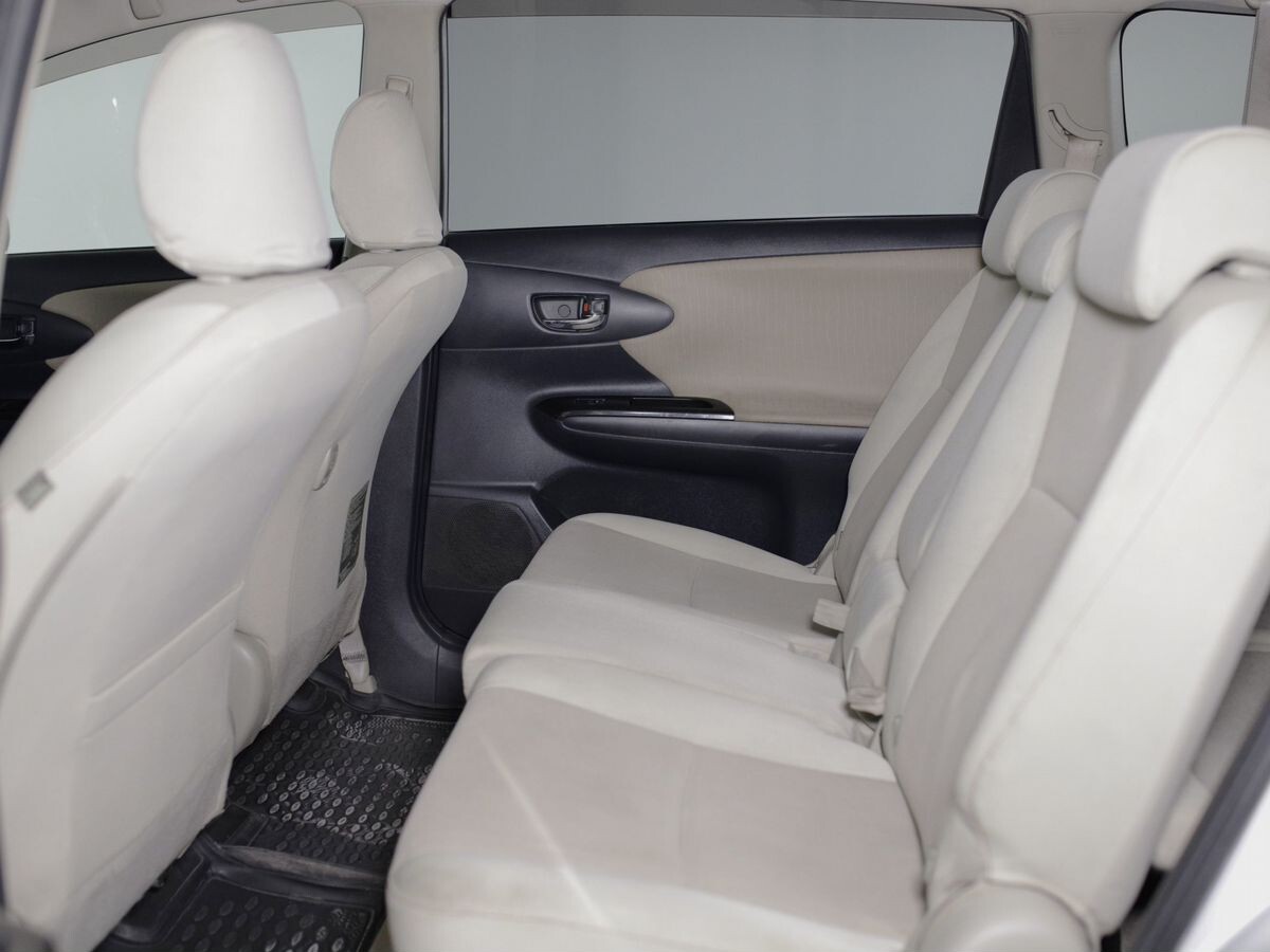 Toyota Wish 2012 - фото автомобиля