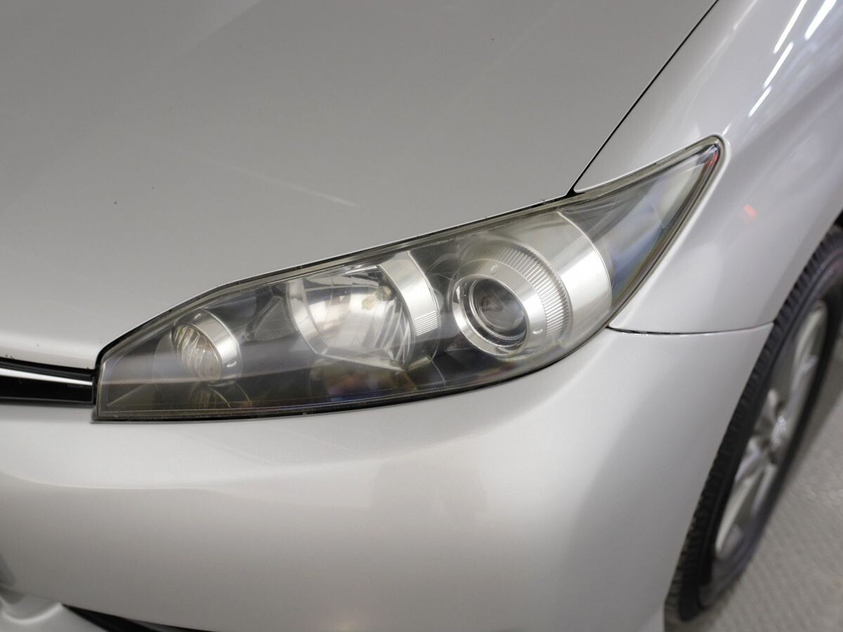 Toyota Wish 2012 - фото автомобиля
