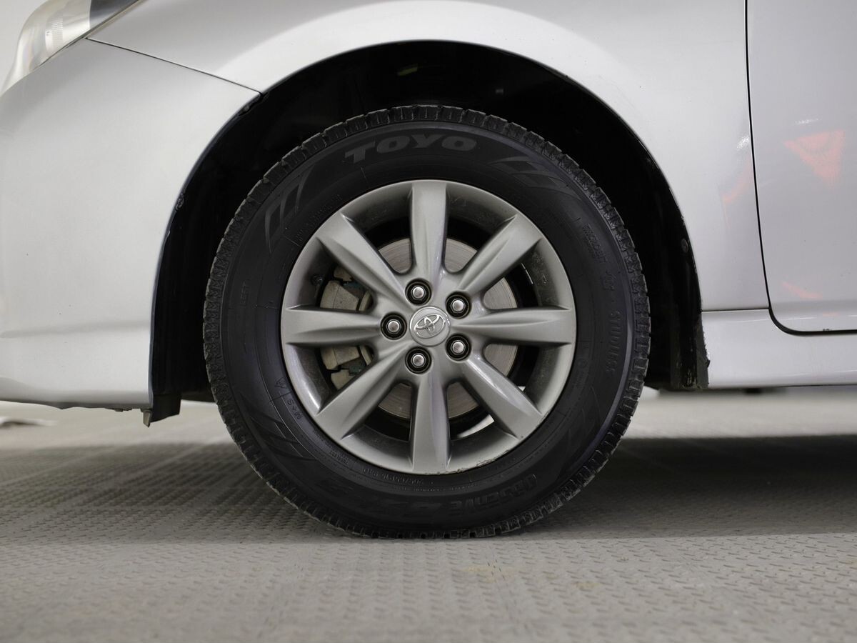 Toyota Wish 2012 - фото автомобиля