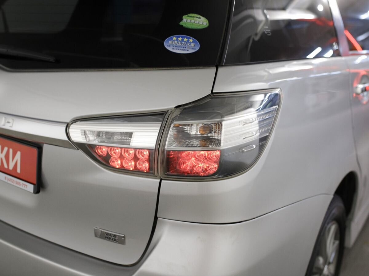 Toyota Wish 2012 - фото автомобиля