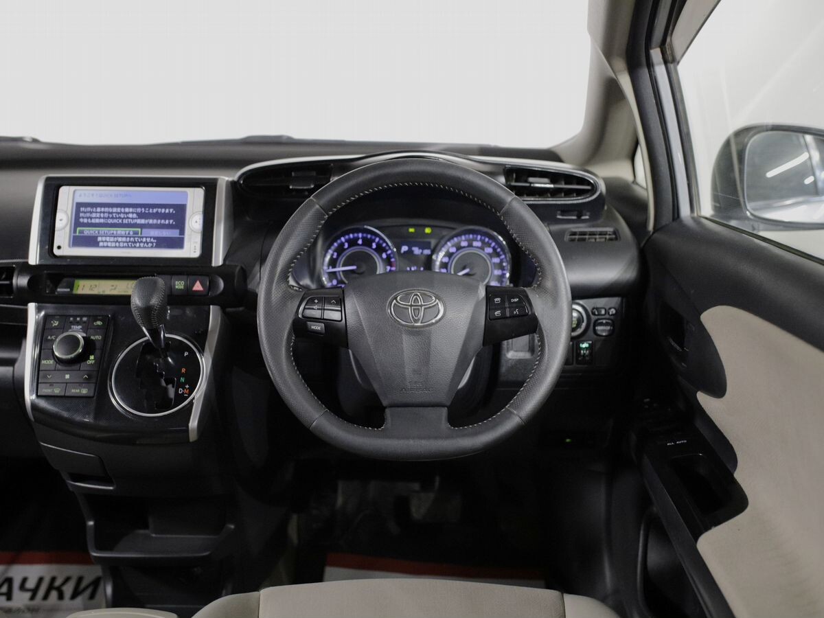 Toyota Wish 2012 - фото автомобиля