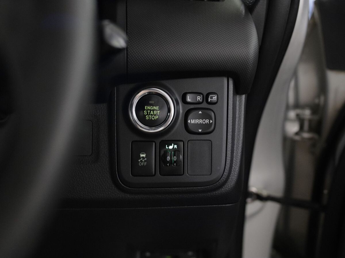 Toyota Wish 2012 - фото автомобиля