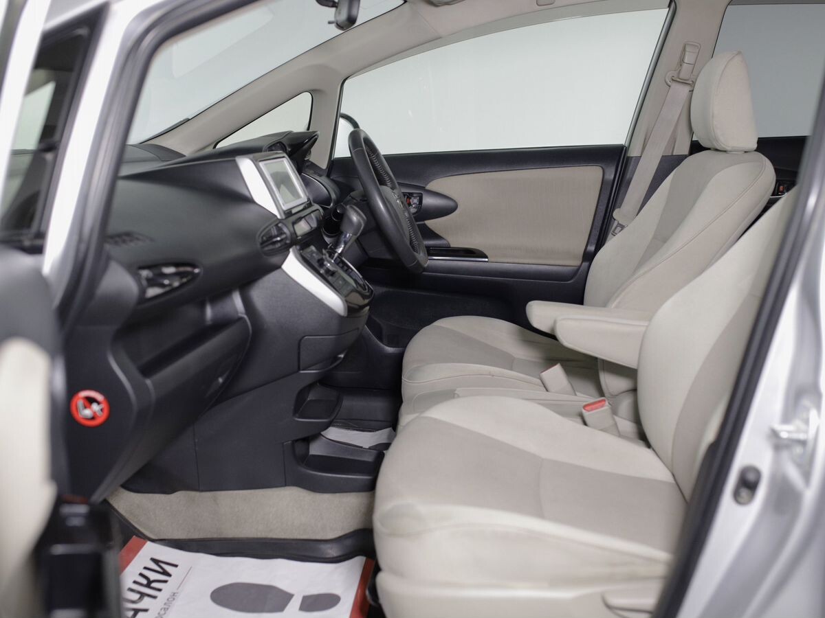 Toyota Wish 2012 - фото автомобиля