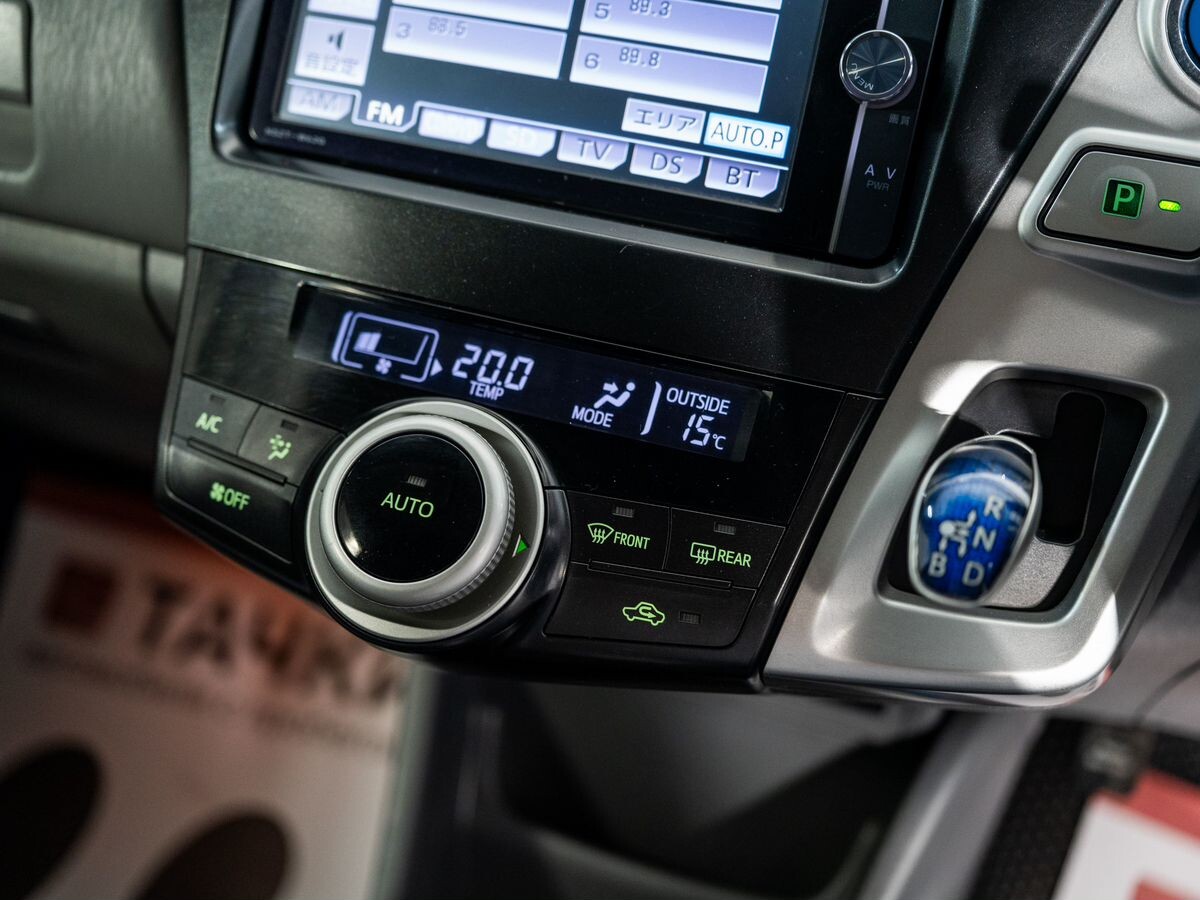 Toyota Prius Alpha 2012 - фото автомобиля