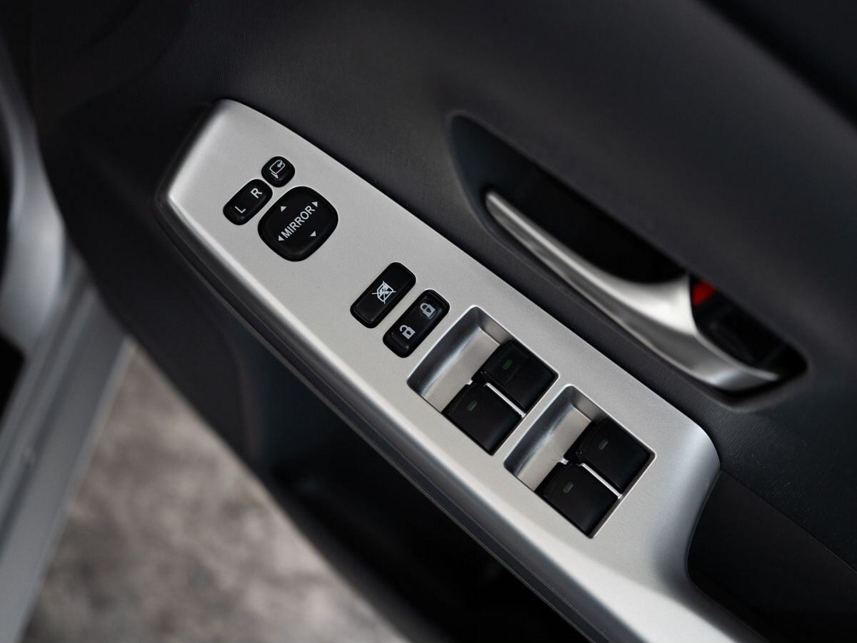 Toyota Prius Alpha 2012 - фото автомобиля