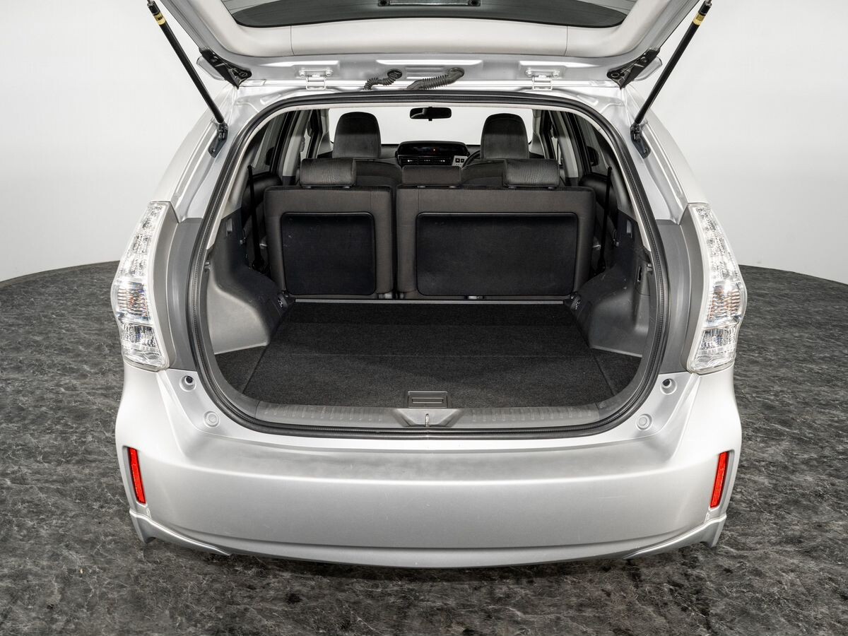 Toyota Prius Alpha 2012 - фото автомобиля