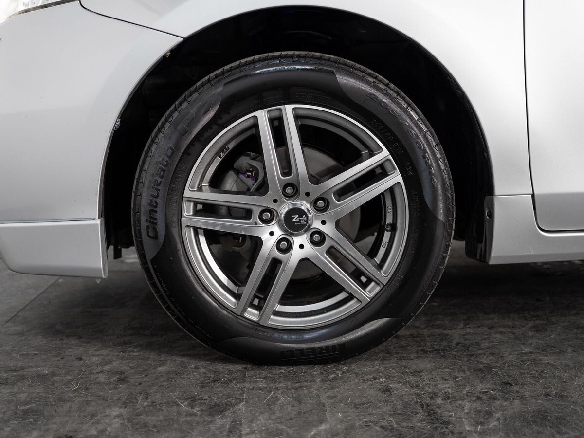 Toyota Prius Alpha 2012 - фото автомобиля