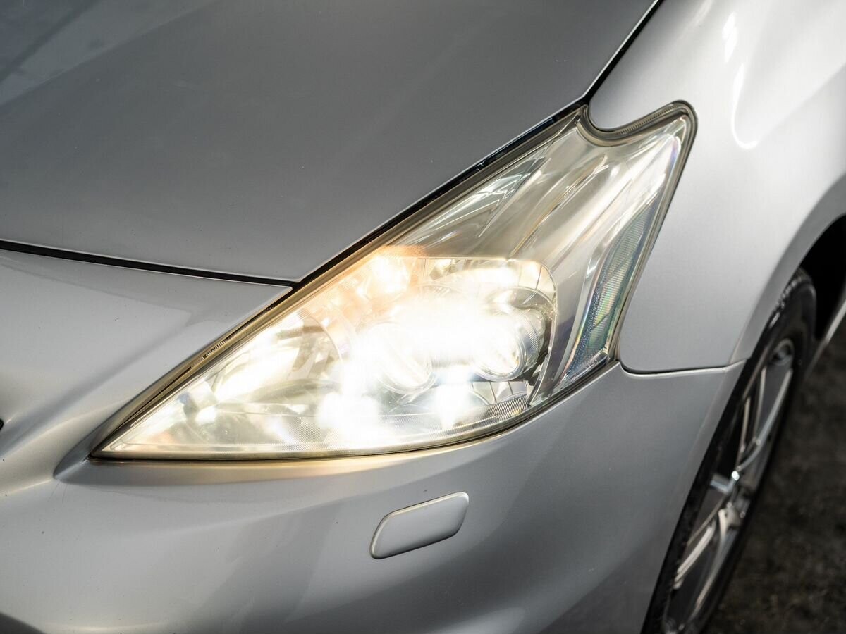 Toyota Prius Alpha 2012 - фото автомобиля