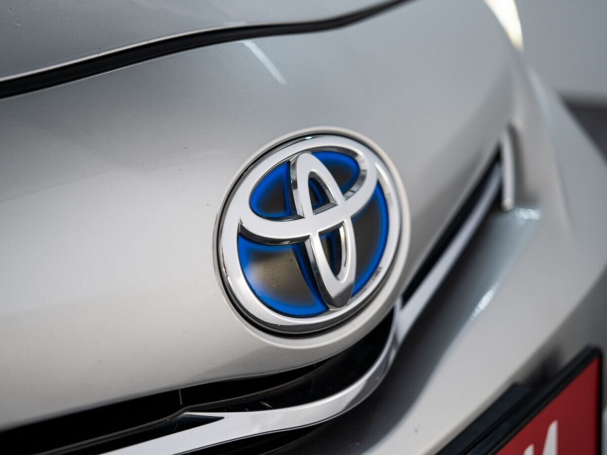 Toyota Prius Alpha 2012 - фото автомобиля