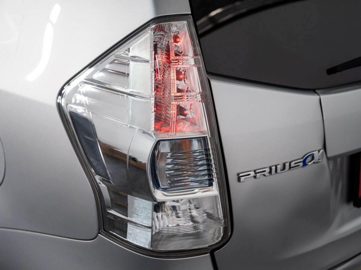 Toyota Prius Alpha 2012 - фото автомобиля