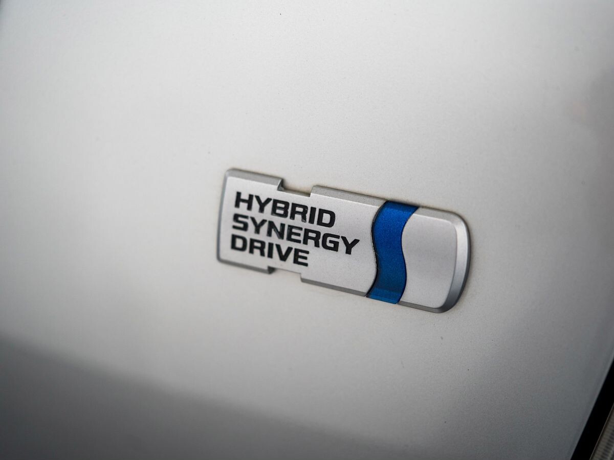 Toyota Prius Alpha 2012 - фото автомобиля