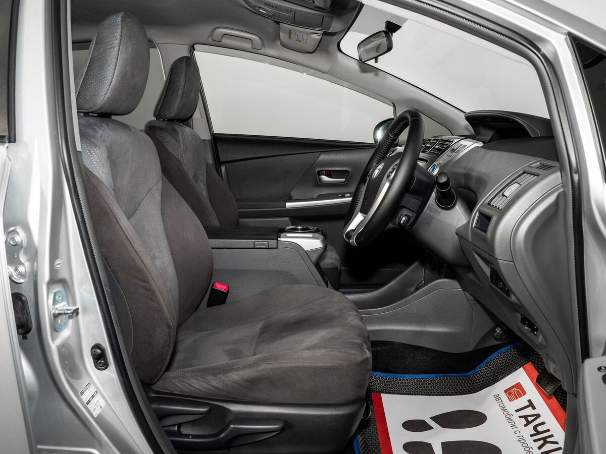 Toyota Prius Alpha 2012 - фото автомобиля