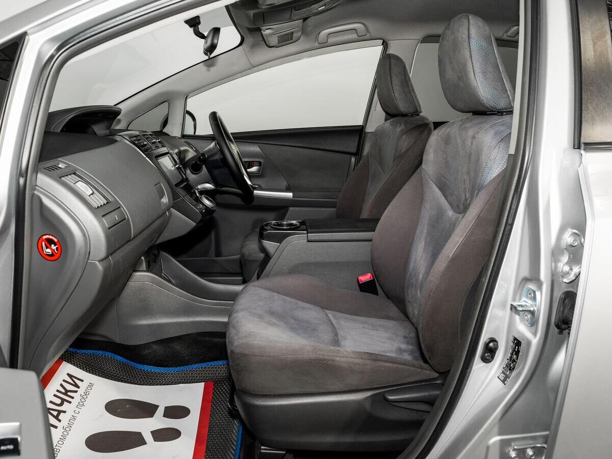 Toyota Prius Alpha 2012 - фото автомобиля