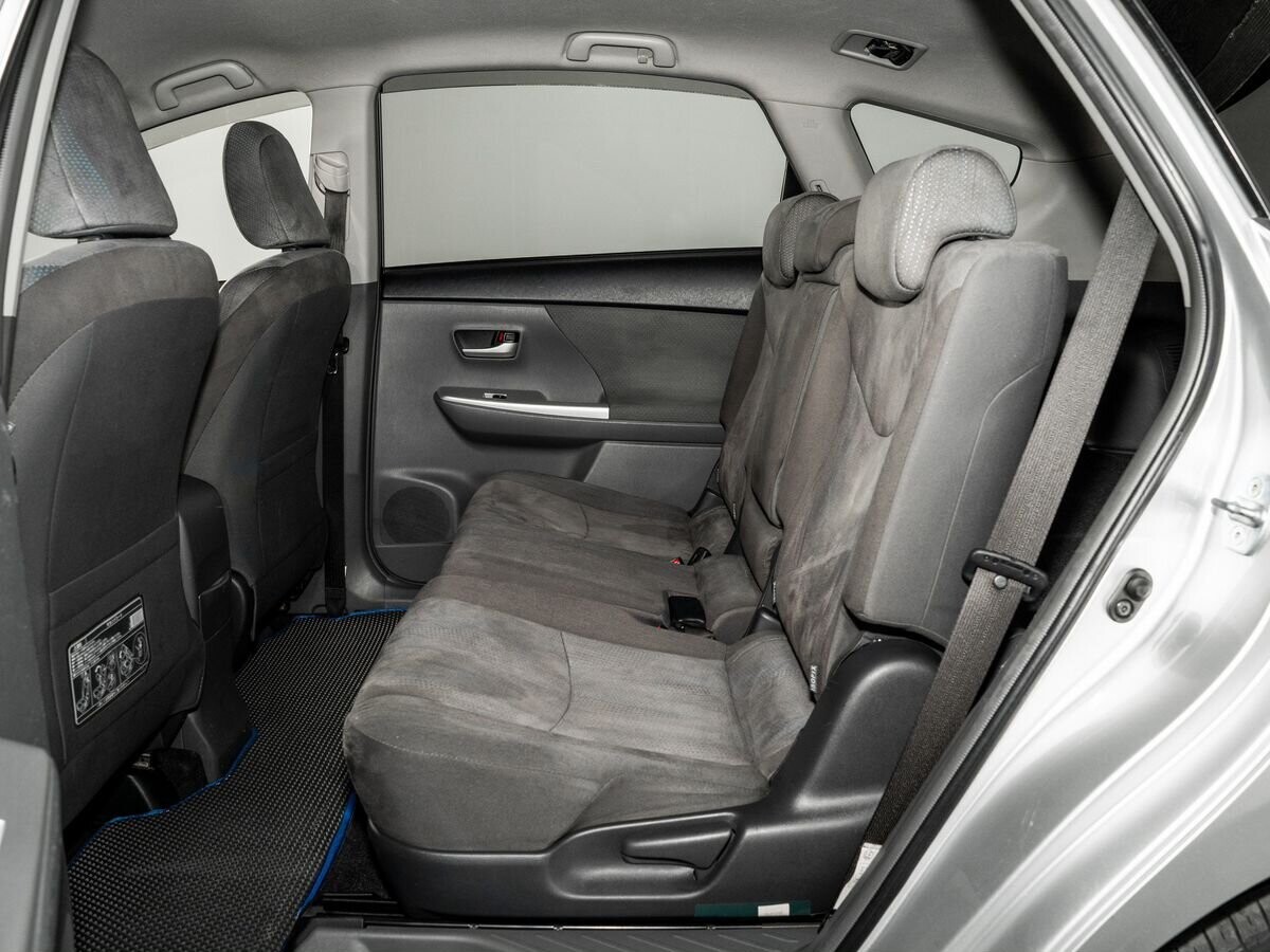 Toyota Prius Alpha 2012 - фото автомобиля