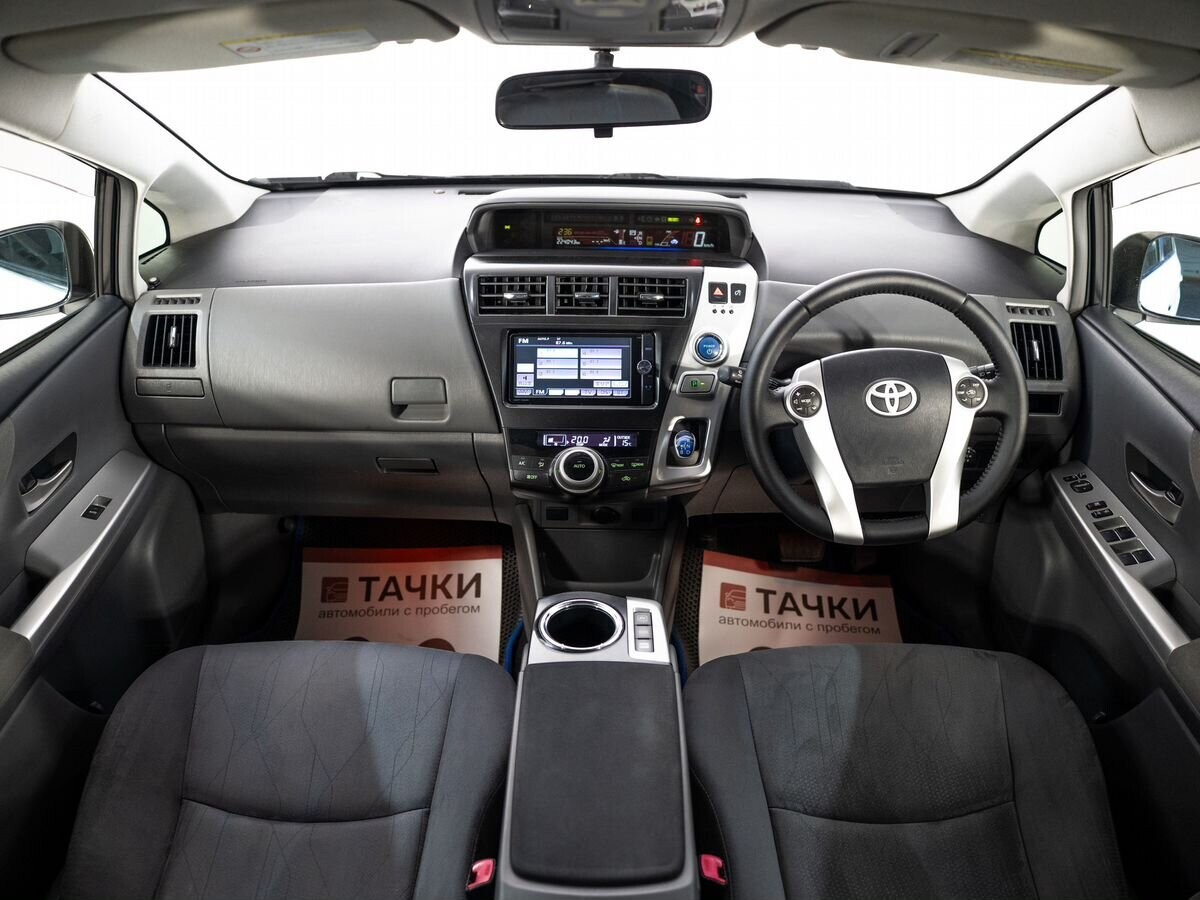 Toyota Prius Alpha 2012 - фото автомобиля