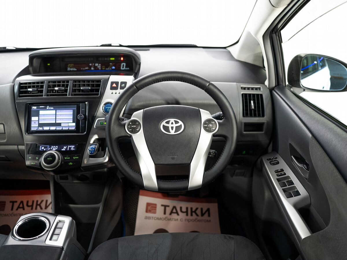 Toyota Prius Alpha 2012 - фото автомобиля