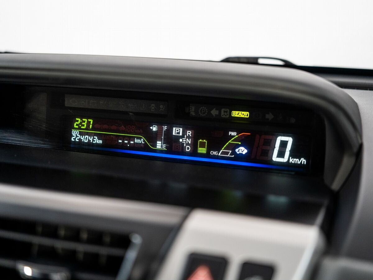 Toyota Prius Alpha 2012 - фото автомобиля