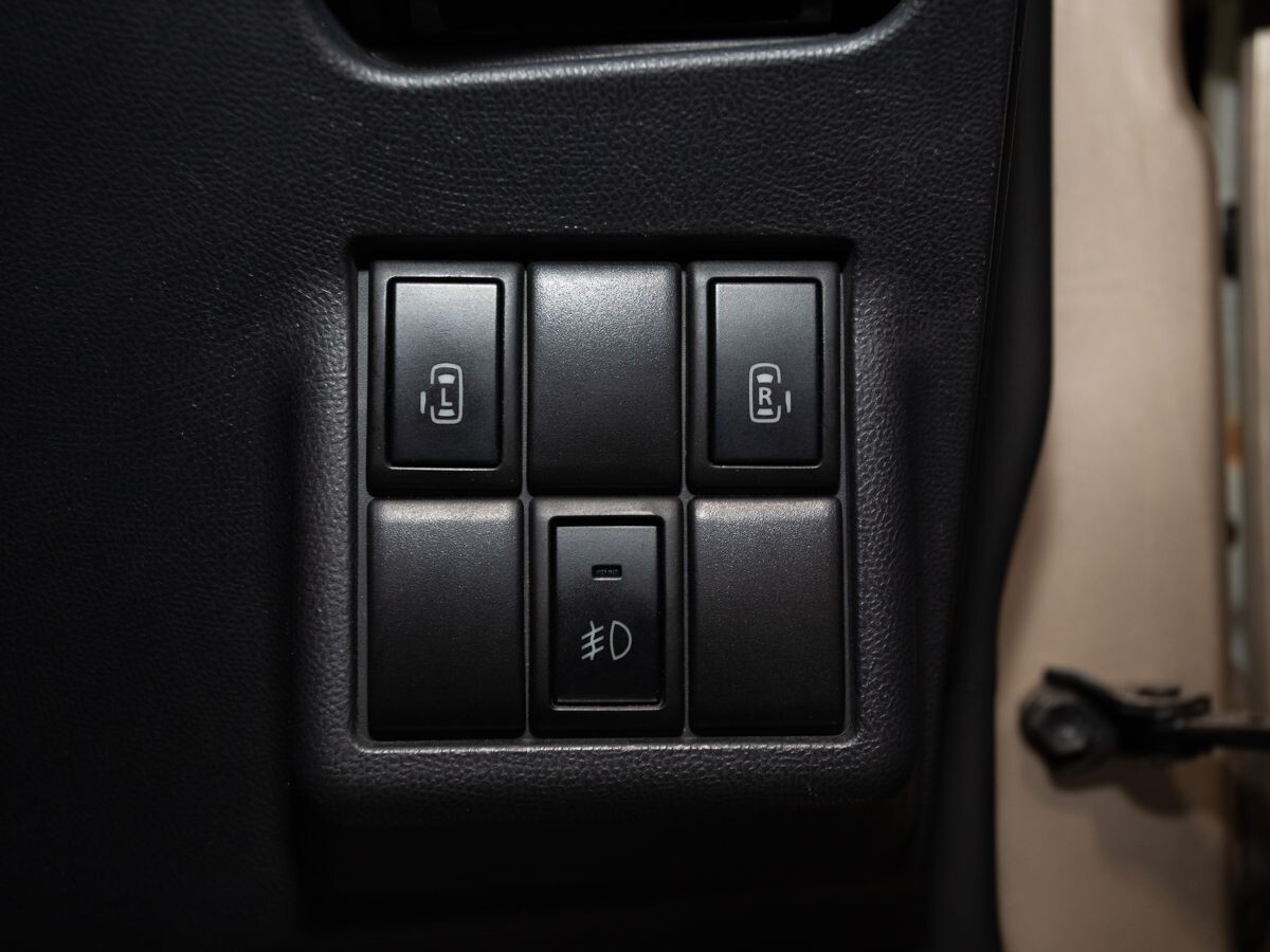 Nissan Roox 2011 - фото автомобиля