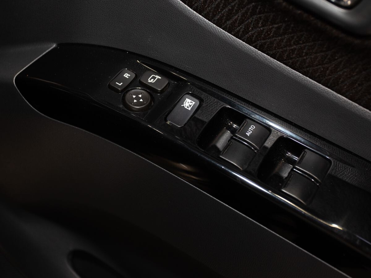 Nissan Roox 2011 - фото автомобиля