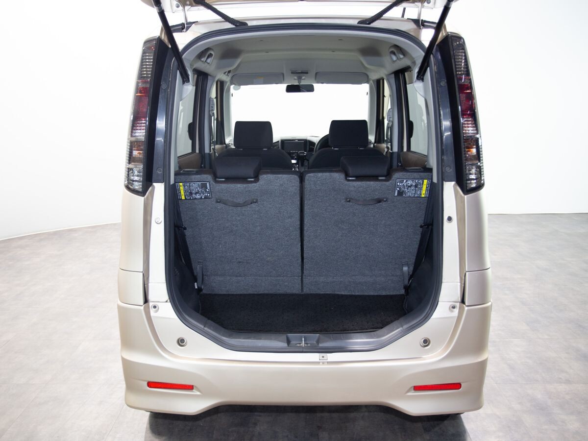 Nissan Roox 2011 - фото автомобиля