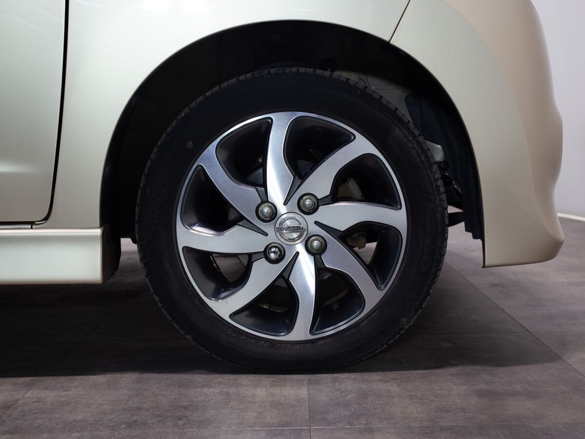 Nissan Roox 2011 - фото автомобиля