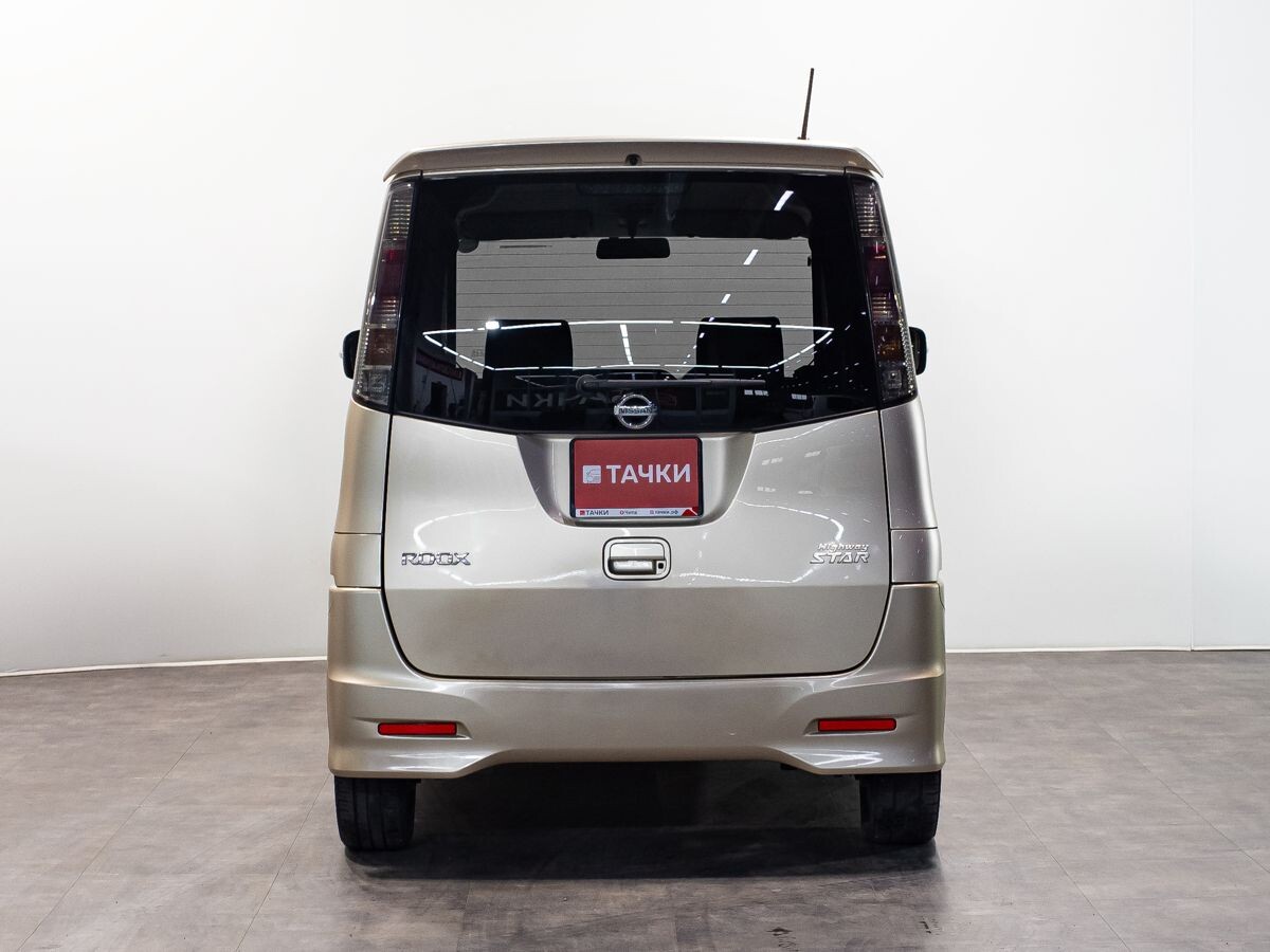 Nissan Roox 2011 - фото автомобиля