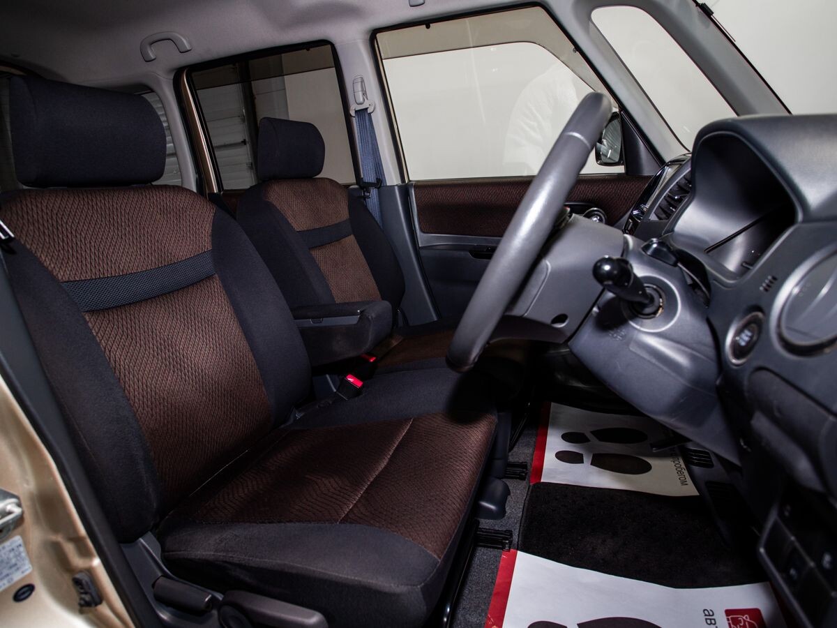 Nissan Roox 2011 - фото автомобиля