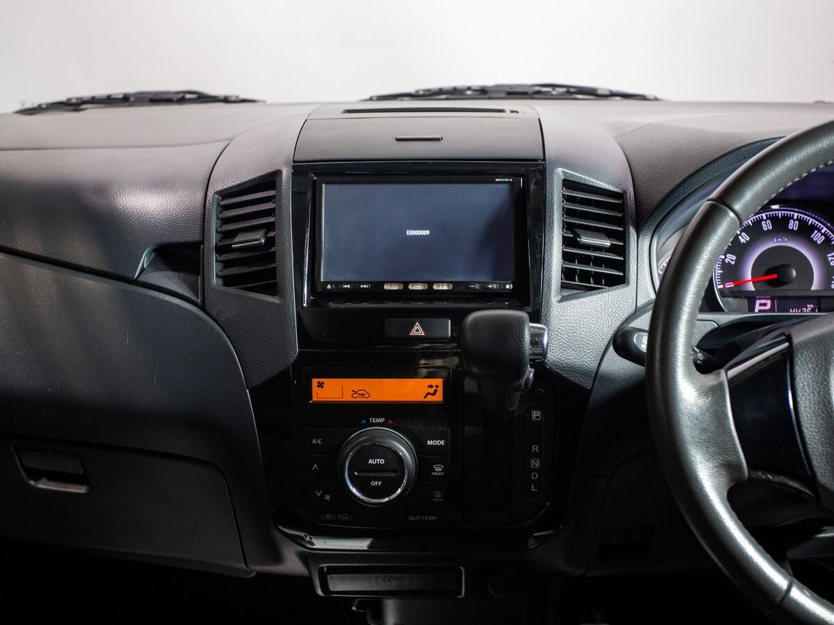 Nissan Roox 2011 - фото автомобиля