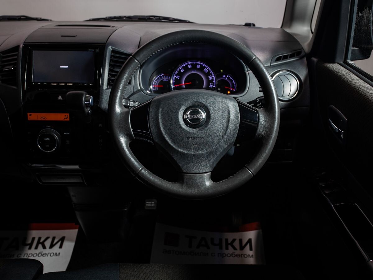 Nissan Roox 2011 - фото автомобиля