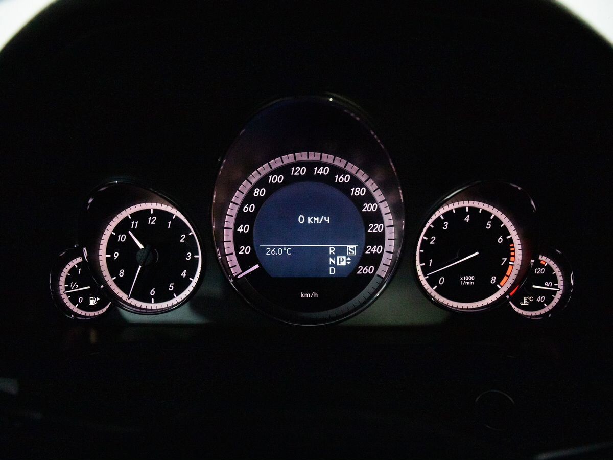 Mercedes-Benz E-Класс 2011 - фото автомобиля