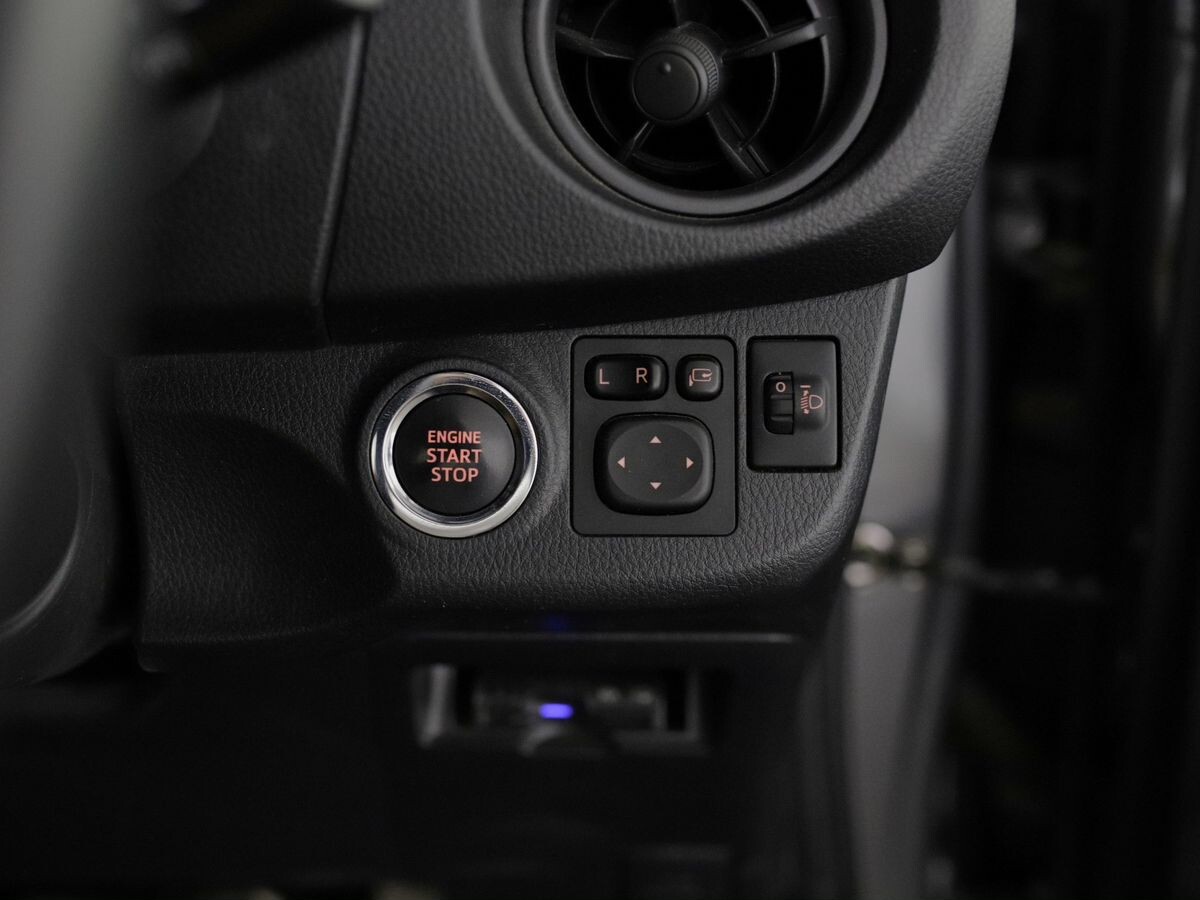 Toyota Vitz 2018 - фото автомобиля