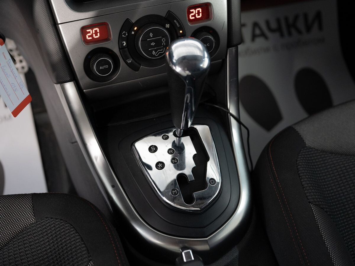 Peugeot 308 2011 - фото автомобиля