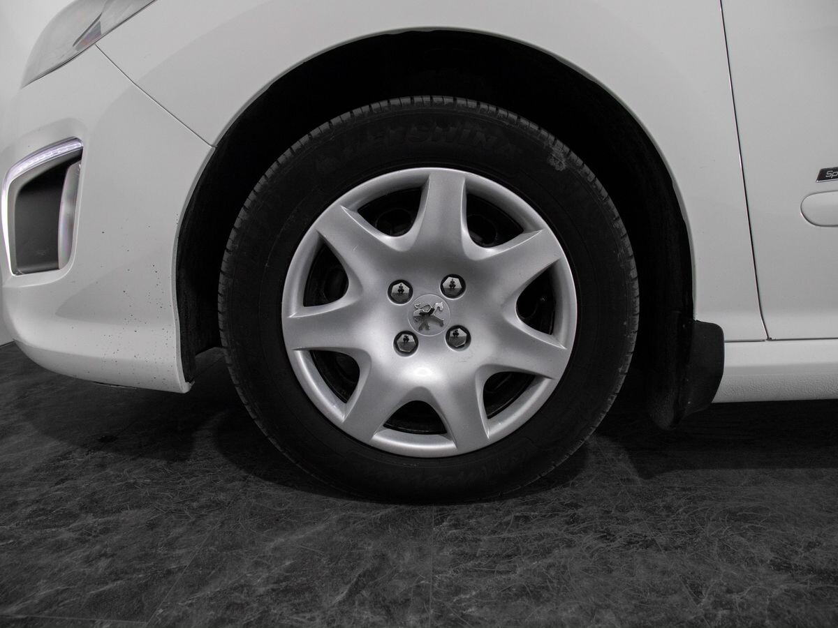 Peugeot 308 2011 - фото автомобиля