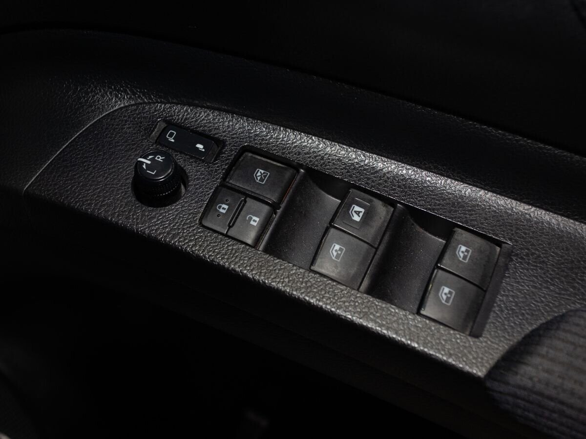 Toyota Sienta 2017 - фото автомобиля