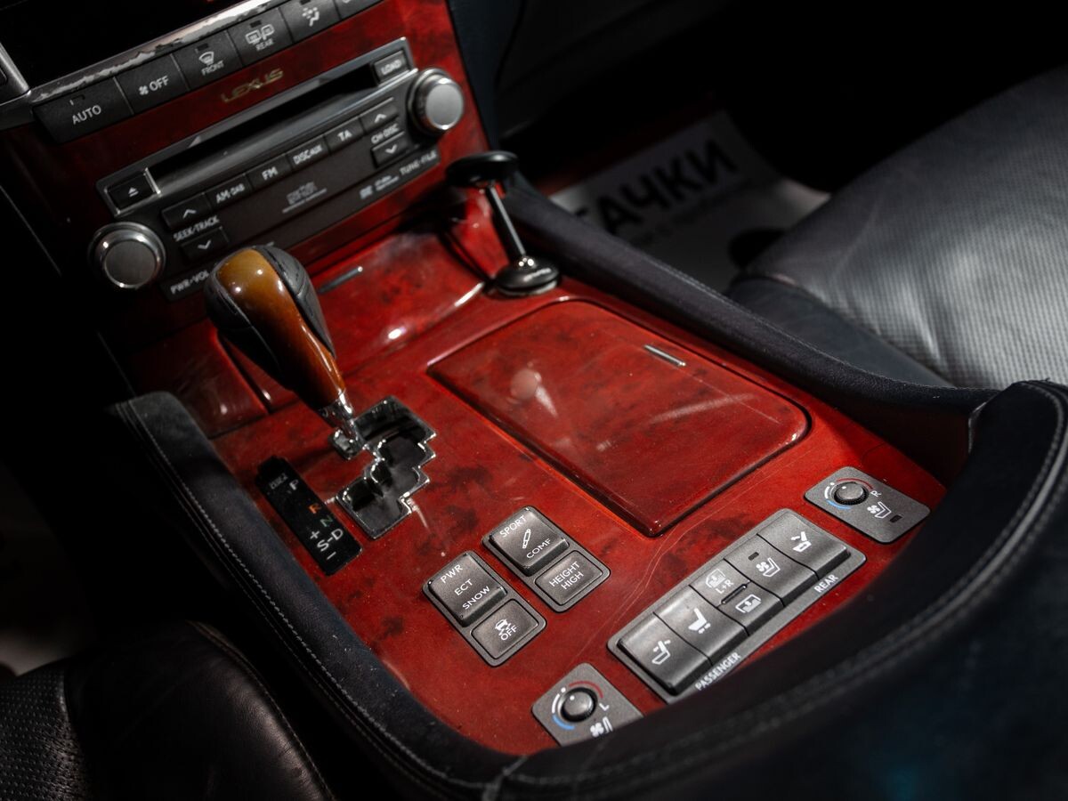 Lexus LS 2010 - фото автомобиля