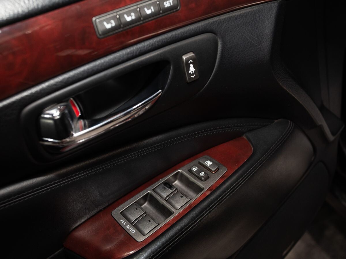 Lexus LS 2010 - фото автомобиля