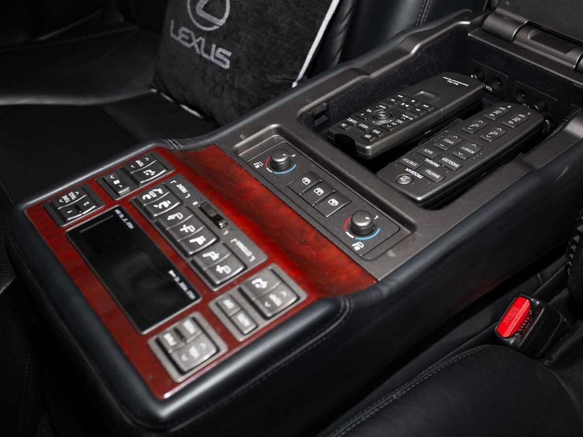 Lexus LS 2010 - фото автомобиля