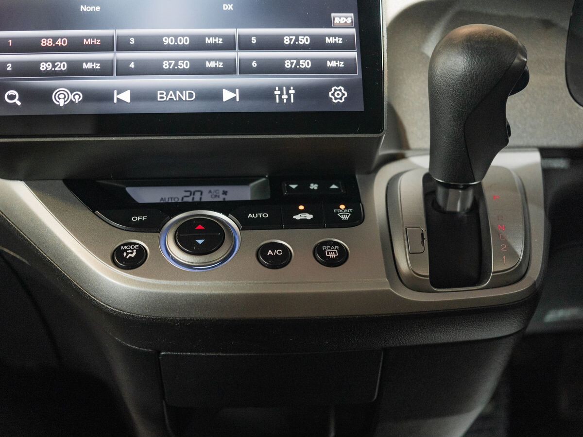 Honda Stream 2011 - фото автомобиля