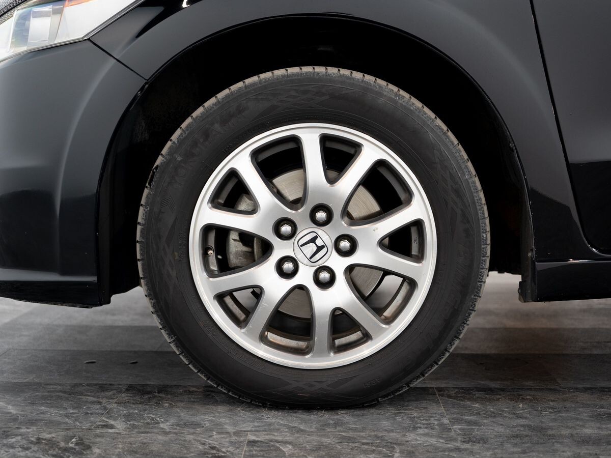 Honda Stream 2011 - фото автомобиля