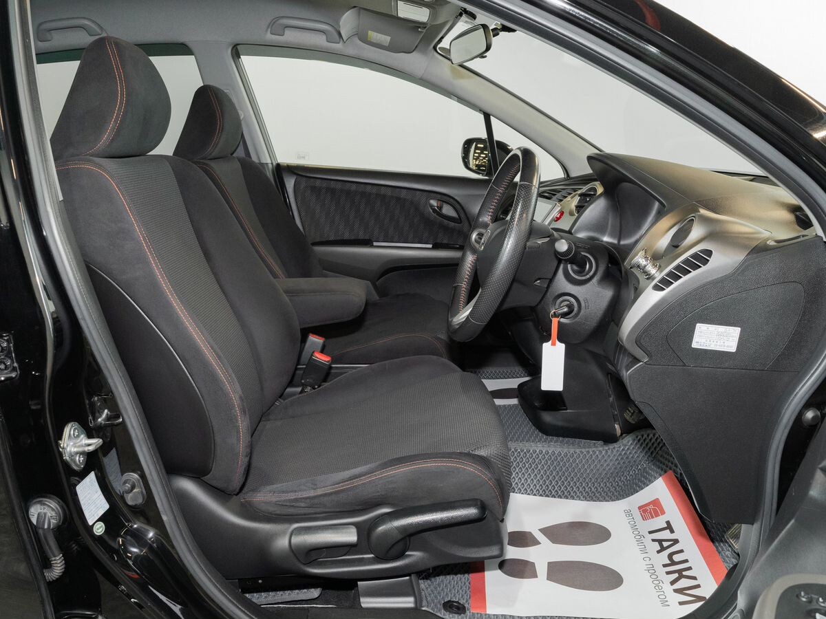 Honda Stream 2011 - фото автомобиля