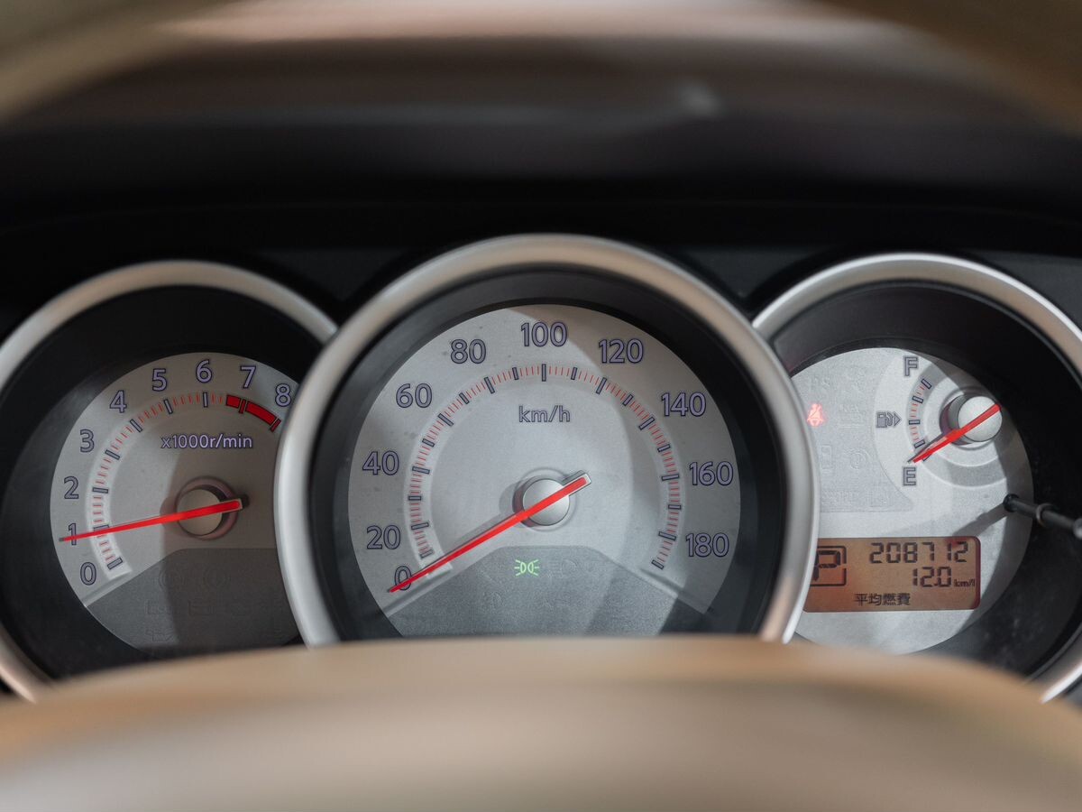 Nissan Tiida 2010 - фото автомобиля