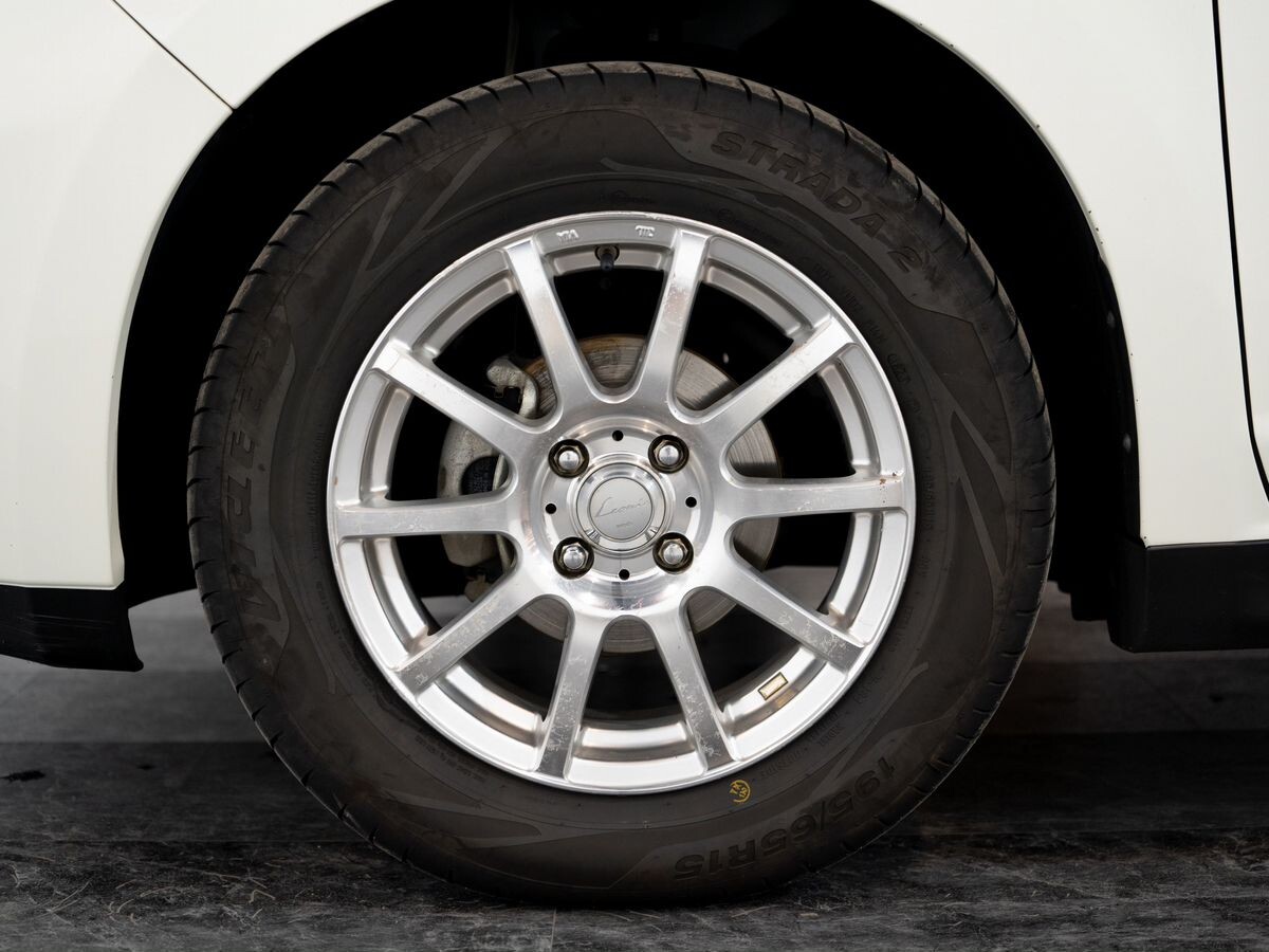 Nissan Tiida 2010 - фото автомобиля