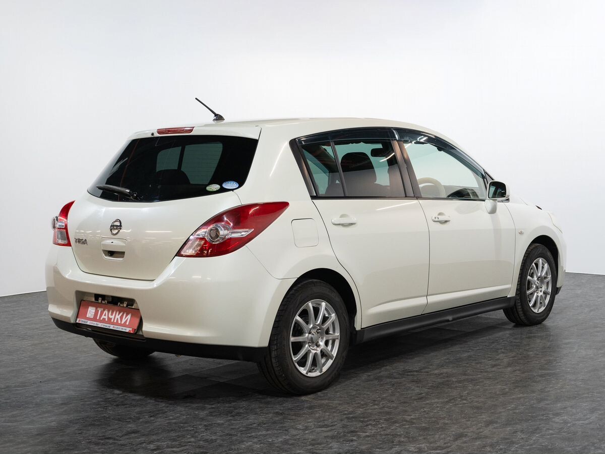 Nissan Tiida 2010 - фото автомобиля