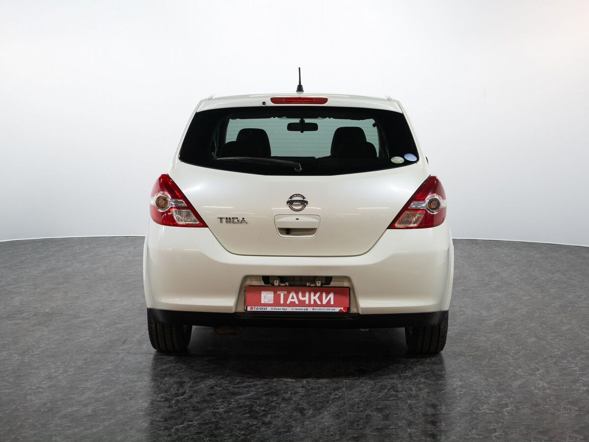 Nissan Tiida 2010 - фото автомобиля
